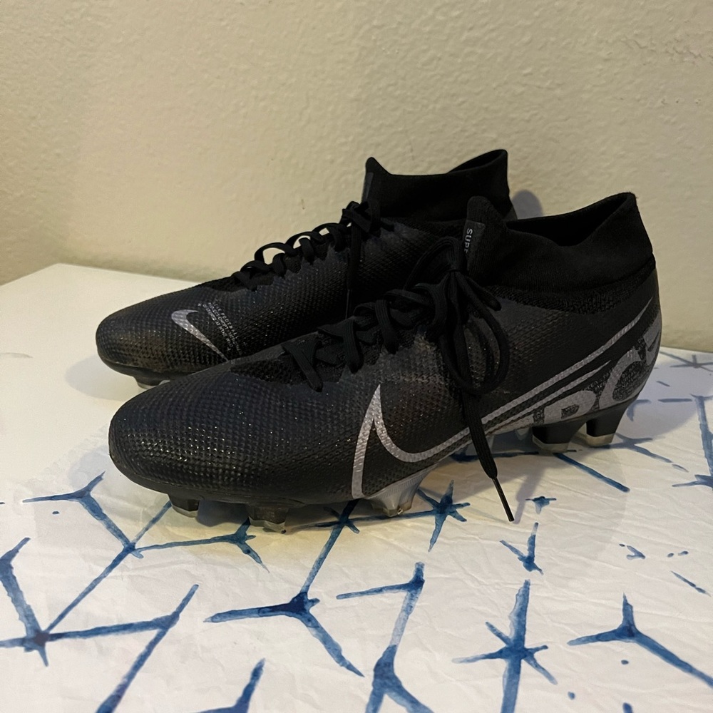 WORN ONCE NIKE SOCCER CLEATS